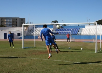 Los jugadores trabajaron en el entrenamiento de ayer viernes las jugadas a balón parado.