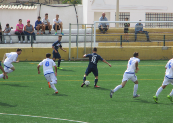 Jugada de ataque de la escuadra melillense, en el partido frente al cuadro veleño.