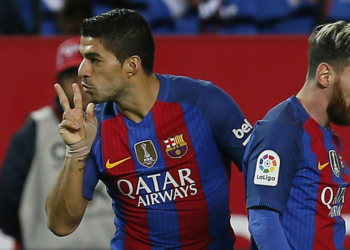 El delantero uruguayo del FC Barcelona, Luis Suárez, celebra junto al otro goleador de la noche, el argentino Leo Messi, el segundo gol blaugrana.