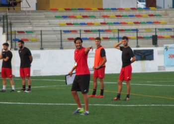 El técnico melillense, entrenándose junto al resto de sus jugadores.