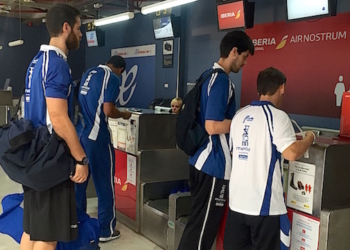 Jugadores melillenses, en el aeropuerto de nuestra ciudad.