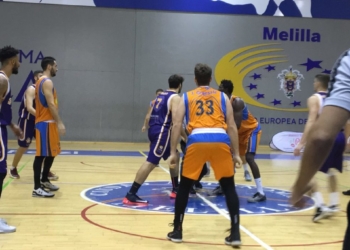 Momento del salto inicial del encuentro entre el Enrique Soler y el CB Novaschool.