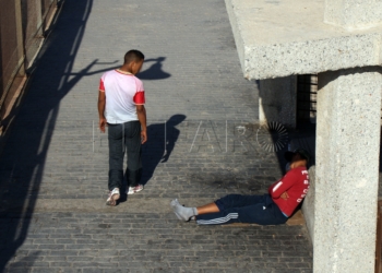 Dos menores extranjeros no acompañados, en las escolleras del puerto.