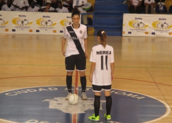 Carla y Nerea, antes del saque inicial de uno de los partidos de Liga.