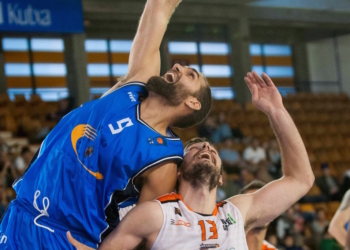 Oliver Arteaga, en una jugada durante un partido de la presente temporada.