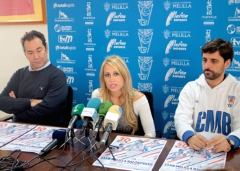 Óscar Madrid, Susana Morillo y Alejandro Alcoba, durante la presentación oficial del partido frente al Leyma Coruña.