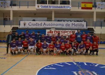 Los protagonistas del partido solidario disputado en la tarde de ayer en el pabellón Javier Imbroda Ortiz, que registró una buena asistencia de aficionados.