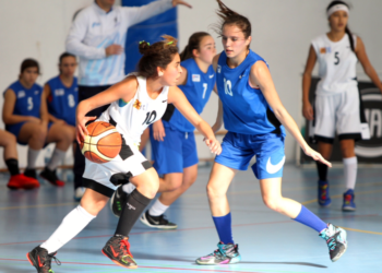 María Ruiz intenta cortar el avance de una jugadora del combinado caballa.