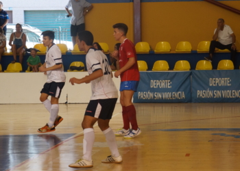 Los peñistas, jugando en el Lázaro Fernández.