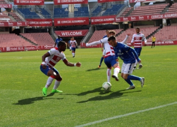 El extremo unionista Santi Luque, trata de zafarse de los jugadores granadinos que le salieron a su paso.