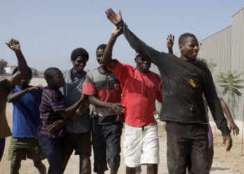 GRA237. MELILLA, 04/09/2016.- La última entrada de más de un centenar de inmigrantes subsaharianos en el salto a la valla que se ha producido hoy ha repuntado la ocupación del Centro de Estancia Temporal de Inmigrantes (CETI) de Melilla, que acoge en estos momentos a casi 900 personas, cifra cercana a su capacidad máxima. Según han informado fuentes de la Delegación del Gobierno en Melilla, antes del "salto masivo coordinado" que se ha producido a las 13.50 horas había 770 inmigrantes acogidos en el CETI, a los que hay que sumar los más de 100 que han accedido a la ciudad autónoma en este nuevo intento de entrada, el tercero en 15 días. En la foto, un grupo de inmigrantes que acaban de entrar gritan bozza (victoria). EFE/F.G Guerrero