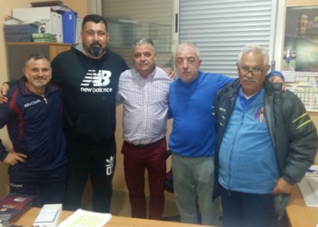 El presidente de la Peña Barcelonista, Javi Martínez, junto al renovado entrenador Gabi González y el resto del cuadro técnico del equipo juvenil de División de Honor de fútbol sala.