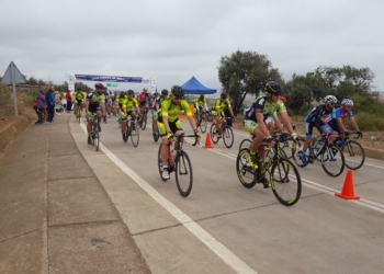 Salida de una de la categoría reina y uno de los ciclistas, con una conducción espectacular.