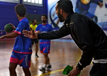 El técnico local Faisal Salmi, dirigiendo a sus jugadores.