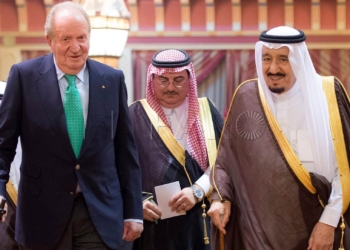 DES01 RIAD (ARABIA SAUDÍ), 25/04/2017.- Fotografía facilitada por la Agencia Saudí de prensa que muestra al rey emérito de España, Juan Carlos I (i) junto con el rey saudí Salman Bin Abdelaziz (d) durante su encuentro en Riad, Arabia Saudí hoy 25 de abril de 2017. EFE/- **SÓLO USO EDITORIAL/NO VENTAS**