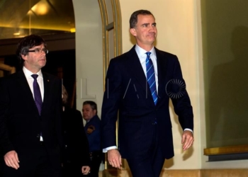 Puigdemont (i) junto al actual mocarca, Felipe VI. EFE