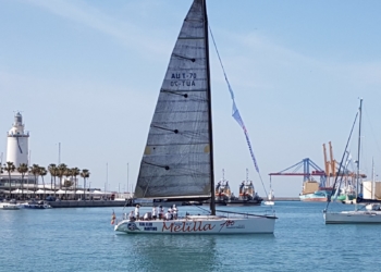 La embarcación Ciudad de Melilla, en plena competición, por aguas malagueñas.