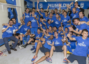 Los jugadores del Lorca Fútbol Club celebran el ascenso a Segunda División en el vestuario.