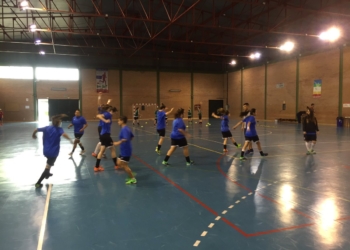 Las jugadoras melillenses calentando en tierras sevillanas.