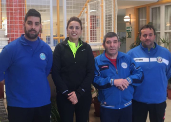 Directivos de la escuadra melillense junto a la presidenta de la Federación Melillense de Balonmano, Samira Mizzian