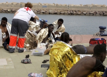 GRA332. MELILLA, 19/05/2017.- Un efectivo de la Cruz Roja atiende esta tarde a varios de los 24 inmigrantes de origen subsahariano después de que la patera con la que intentaban llegar a Melilla haya naufragado. El rescate se ha producido en las inmediaciones de Aguadú (al norte de Melilla), y los inmigrantes han sido trasladados al puerto deportivo en la embarcación del GEAS de la Guardia Civil. EFE/F.G.GUERRERO