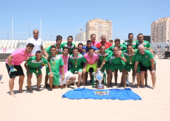 Los jugadores de nuestra ciudad, posando con la copa de campeones de esta Liga Nacional.