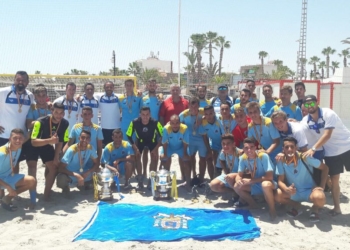 Los futbolistas absolutos posaron junto a los juveniles al termino de la final.