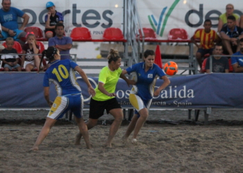 María Soto trata de llevarse el balón entre dos jugadoras de la selección de Canarias