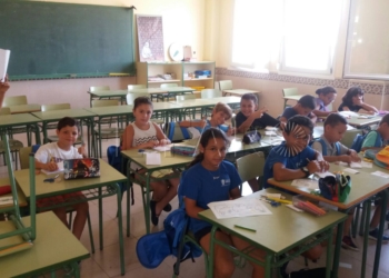 Fotografía de algunos de alumnos, que disfrutan de las clases impartidas en el campamento de verano