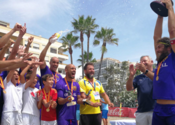 Momento, en el cual, los jugadores del Santamaría alzan el trofeo de campeones