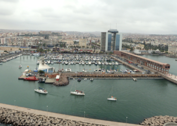 Vista aérea del puerto deportivo melillense, en el momento de la entrada de algunas de las embarcaciones participantes en la Semana Náutica Ciudad de Melilla