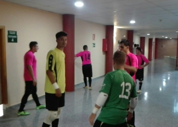 Los jugadores melillenses antes de salir por el túnel del vestuario.