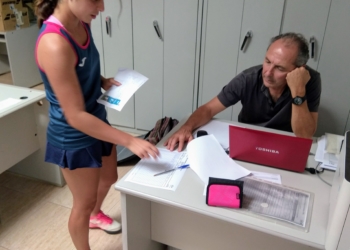 Momento de la firma en el torneo de una de las jugadoras de nuestra ciudad, concretamente Marina Delgado