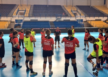 Plantilla de jugadoras de España, entrenándose en la pista del Imbroda.