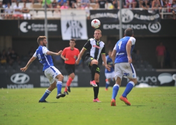 Lolo Garrido (i) y Richi (d), frente a un futbolista del Cartagena.