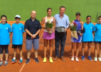 Imagen de la entrega de trofeos a la campeona y subcampeona del torneo, a los agraciados en los diferentes sorteos realizados