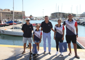 Foto de familia tras el acto de reconocimiento a estas regatistas melillenses que obtuvieron bueno resultados en el Campeonato de España.