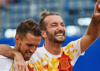 El melillense José Cintas felicita a su compañero Llorenç, autor del segundo gol del conjunto que entrena Joaquín Alonso frente a la potente selección de Suiza.