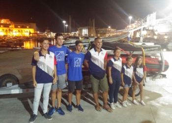 Foto de familia de los componentes de la Federación Melillense de Vela que se han desplazado hasta tierras gaditanas.