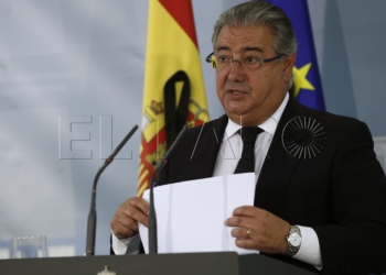 GRA063. MADRID, 19/08/2017.- El ministro del Interior, Juan Ignacio Zoido, durante la rueda de prensa que ha ofrecido hoy en la Moncloa, tras presidir la reunión de la mesa de valoración de la amenaza terrorista en el Ministerio del Interior, en la que ha informado sobre la decisión de mantener en el 4, de una escala de 5, el nivel de alerta, aunque se reforzarán medidas de seguridad en algunas zonas e infraestructuras. EFE/Fernando Alvarado