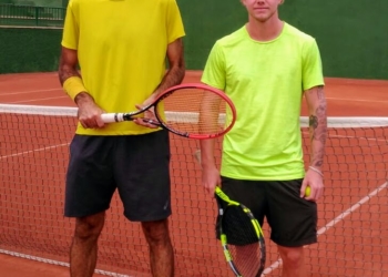 El melillense Jesús Martínez junto a su rival, antes de iniciarse este partido de la previa.