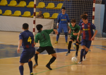 Imagen de una de las jugadas del partido de ayer, en el Lázaro Fernández.