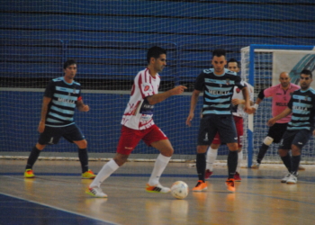 Rafita, al fondo a la izquierda, vuelve a la cancha como jugador.