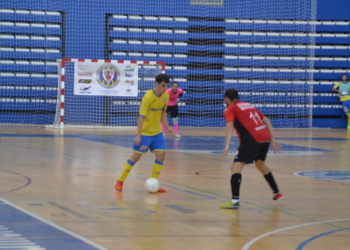 Nessin, con el balón, en una de sus jugadas características.