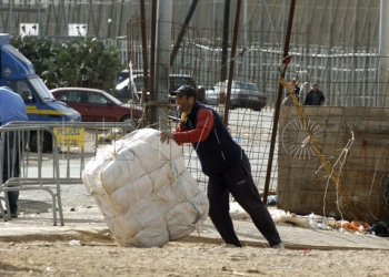 GRA301. MELILLA, 19/01/2016.- La tranquilidad regresa al paso fronterizo de Barrio Chino de Melilla tras el tumulto que ha tenido lugar esta mañana, como consecuencia del cual dos guardias civiles ha resultado heridos, uno más grave, con una brecha en la frente, por la que ha recibido nueve puntos de sutura y, otro menos grave, con un fuerte golpe en un brazo. EFE/F. G. Guerrero