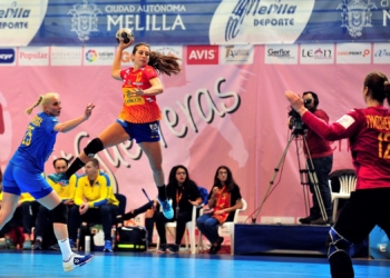 Espectacular lanzamiento de una de las jugadoras españolas.