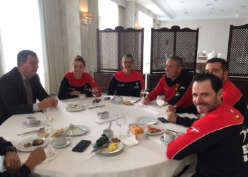 El consejero de Educación, Juventud y Deportes, Antonio Miranda estuvo desayunando con la Selección.