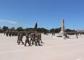 Fotografía de un desfile militar en la Base Alfonso XIII de nuestra ciudad