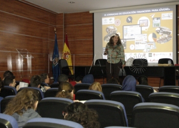 Foto del curso de educación financiera impartido por Unicaja en Melilla.