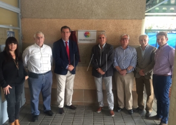 Foto de familia tras el descubrimiento de la placa.